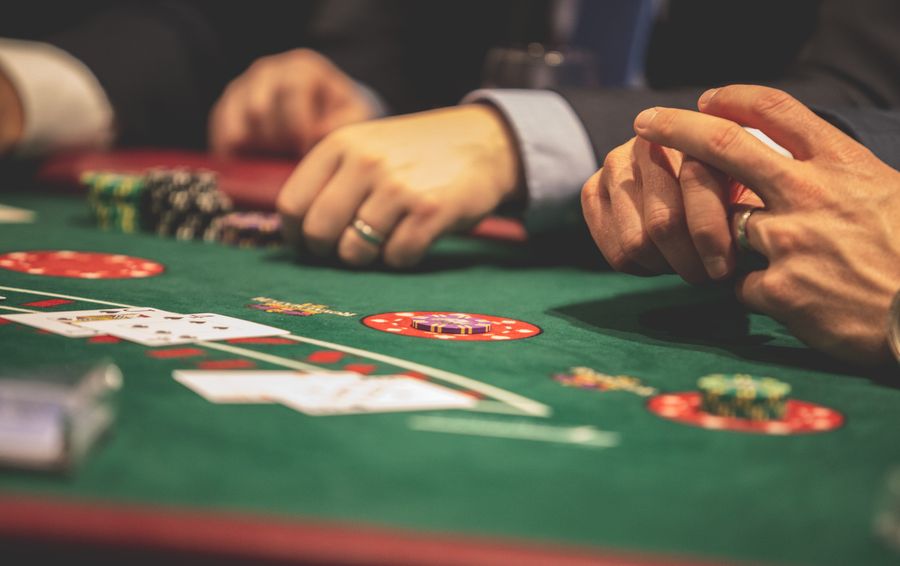 Madridbet casino neon ışıklarında poker ve masa oyunları